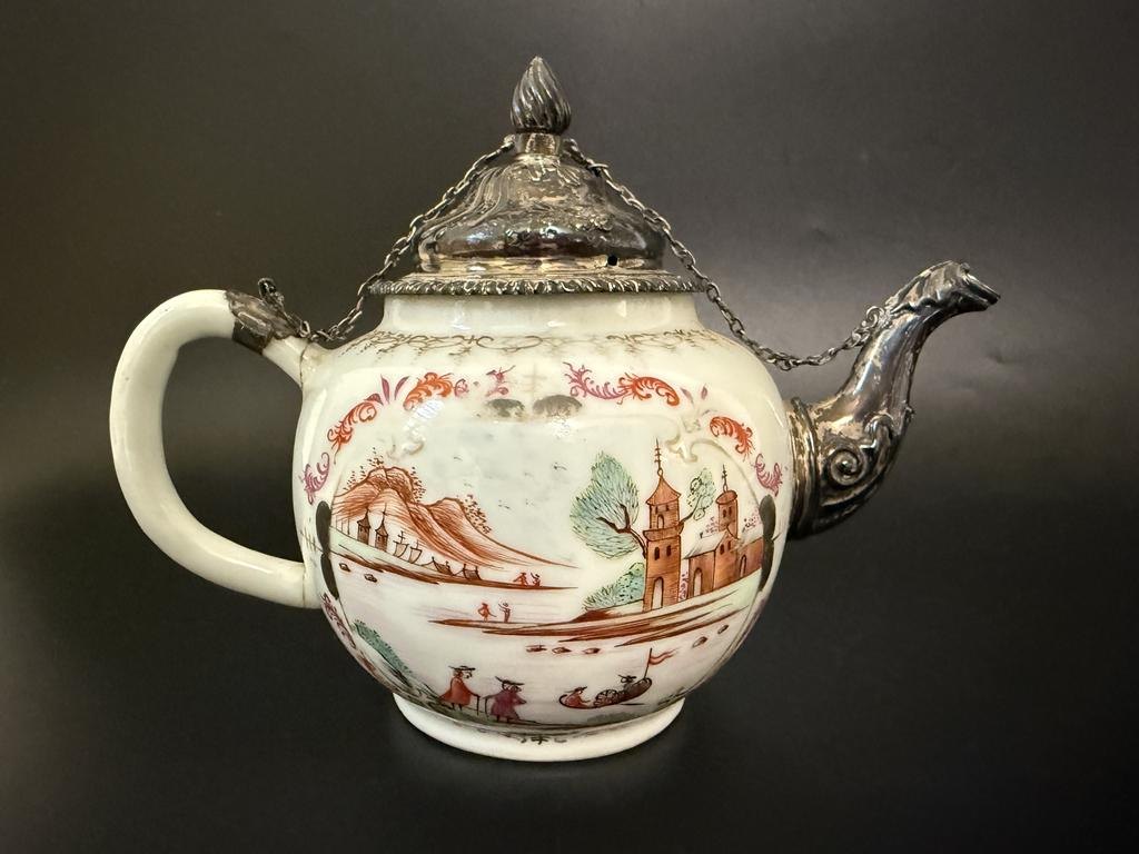 A Chinese porcelain teapot